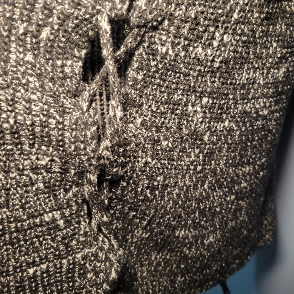 American Eagle Women's Marled Black & White Sweater‎ Size Medium